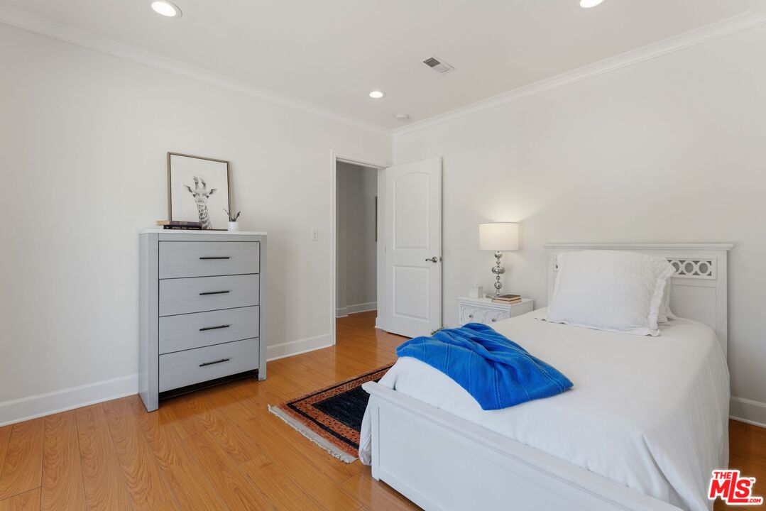 17827 Burbank Blvd, Encino 