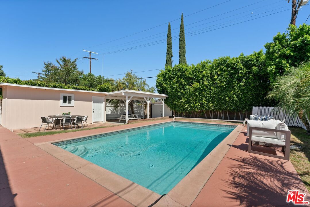 17827 Burbank Blvd, Encino 