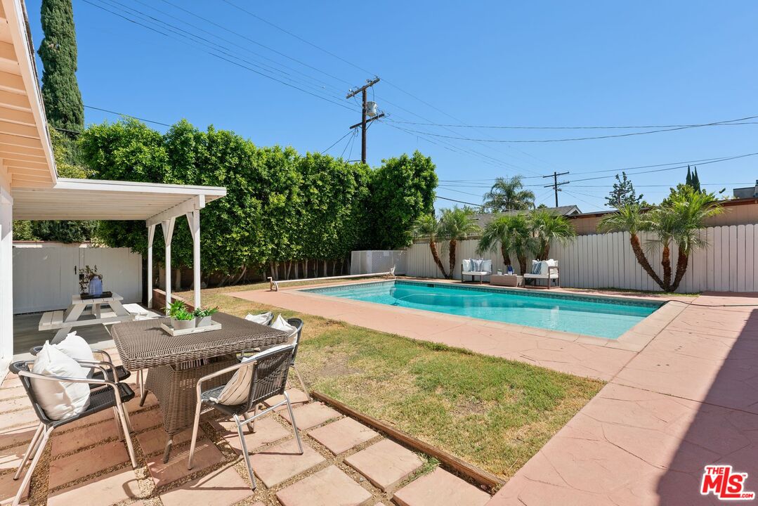 17827 Burbank Blvd, Encino 
