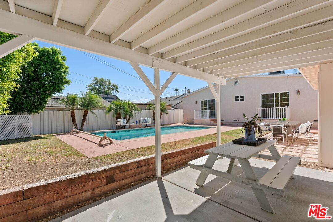 17827 Burbank Blvd, Encino 