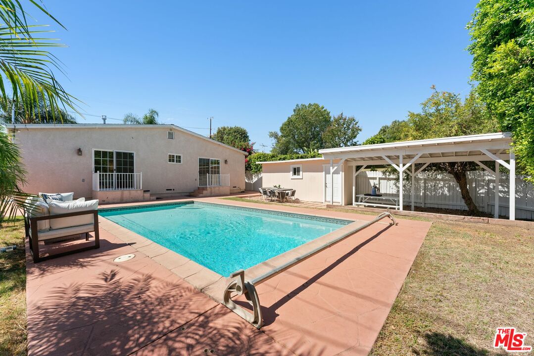 17827 Burbank Blvd, Encino 