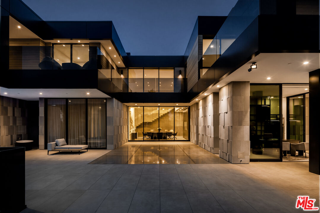 1140 Summit Dr, Beverly Hills