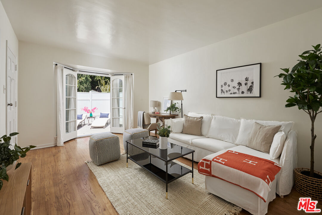 938 N Wetherly Dr, West Hollywood
