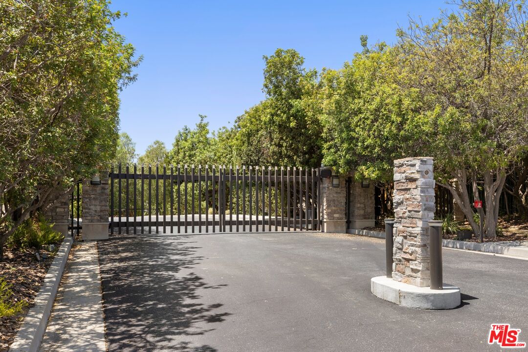 18149 Knoll Hill