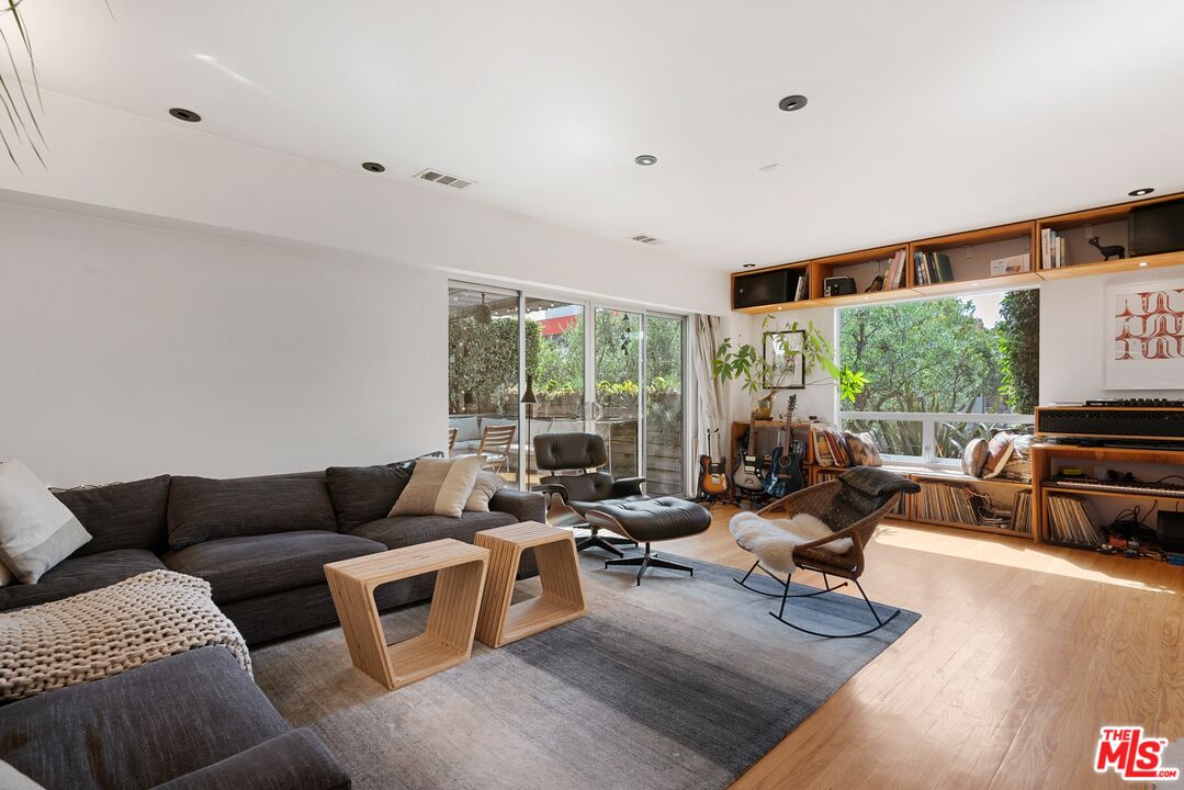 1666 S Curson Ave, Mid LA