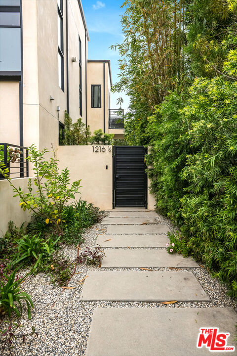 1216 Arizona Ave