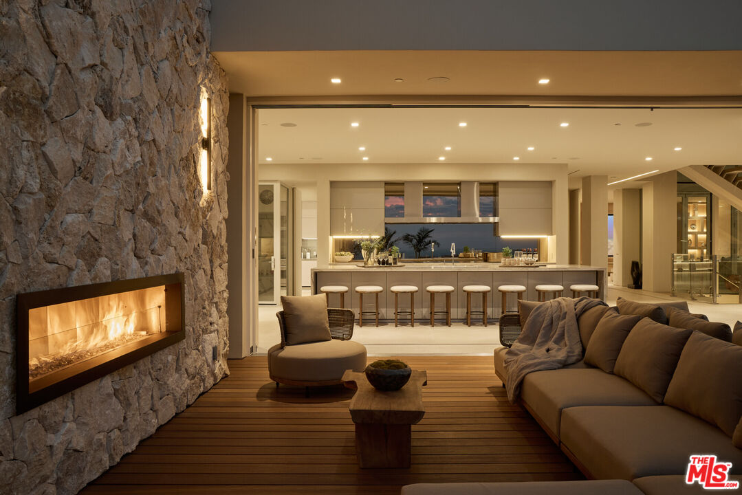 1615 Blue Jay Way, Bird Streets