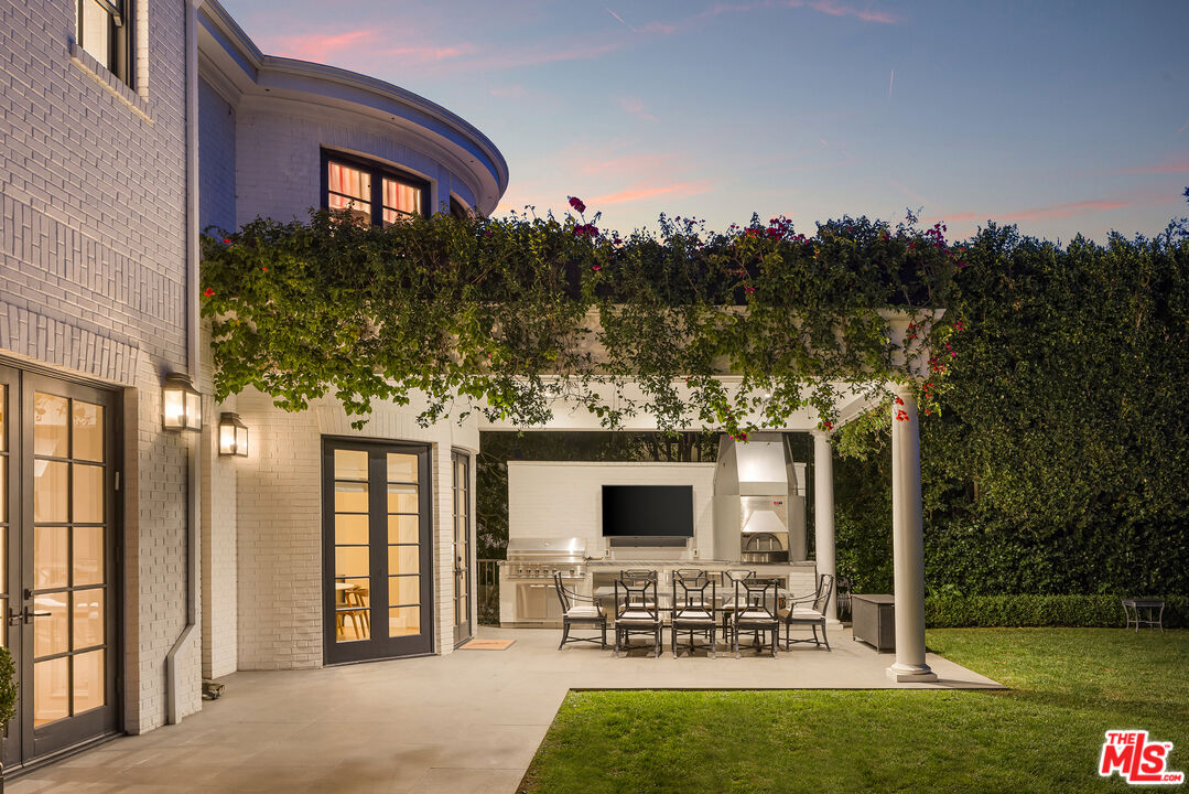 9135 Hazen Dr, Beverly Hills