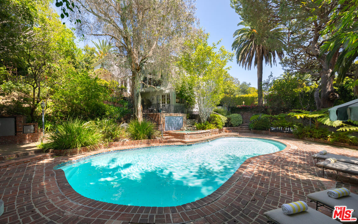 160 Bronwood Ave, Westwood