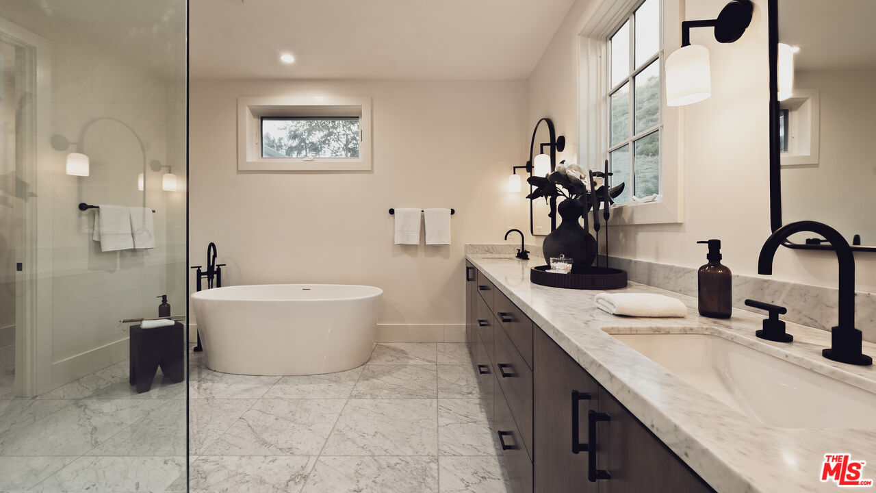 1507 N Bundy Dr, Brentwood 