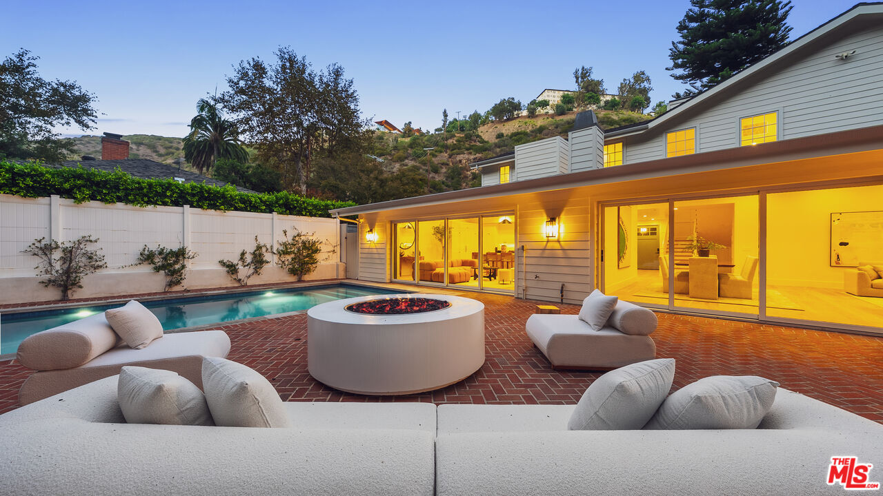 1507 N Bundy Dr, Brentwood 
