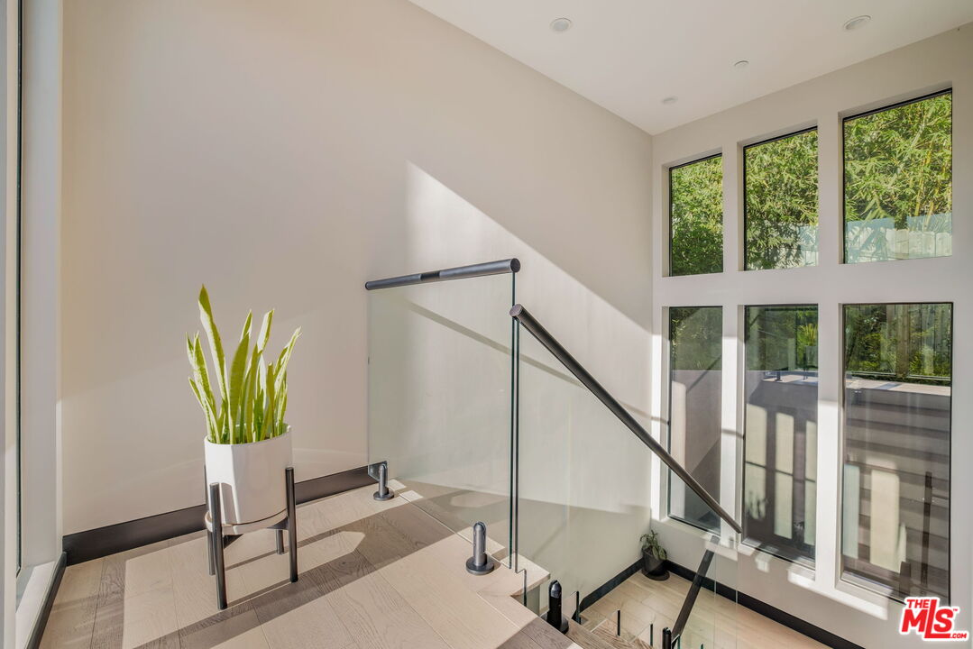 2260 Alcyona Dr, Beachwood Canyon