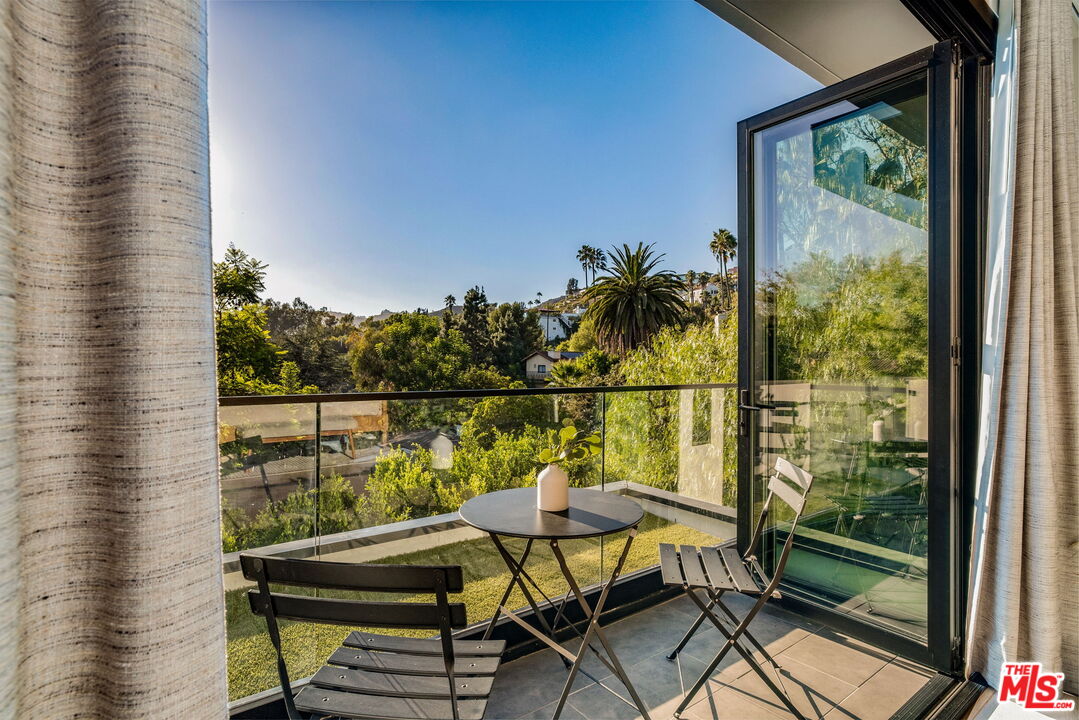 2260 Alcyona Dr, Beachwood Canyon