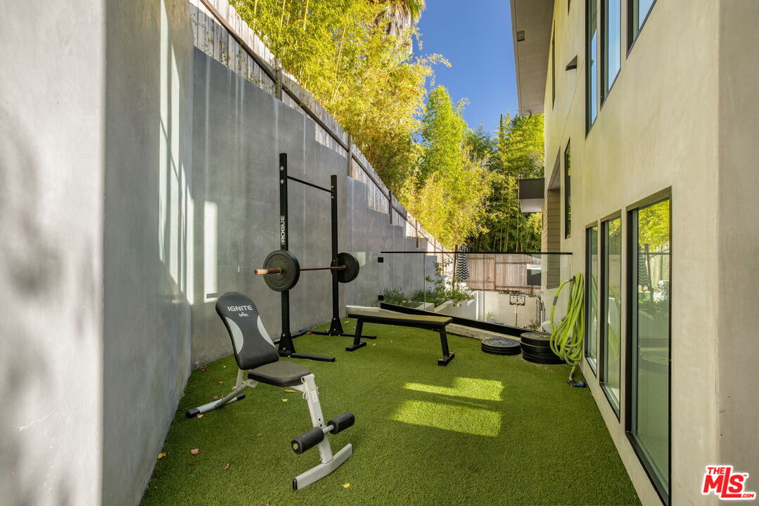 2260 Alcyona Dr, Beachwood Canyon