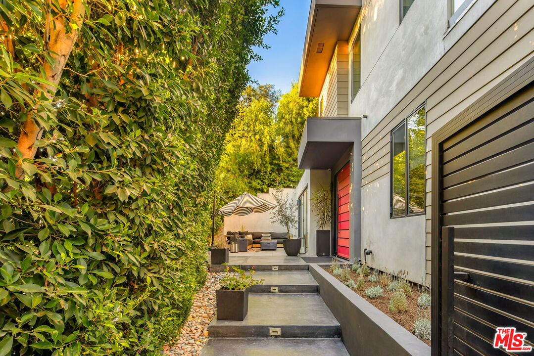2260 Alcyona Dr, Beachwood Canyon
