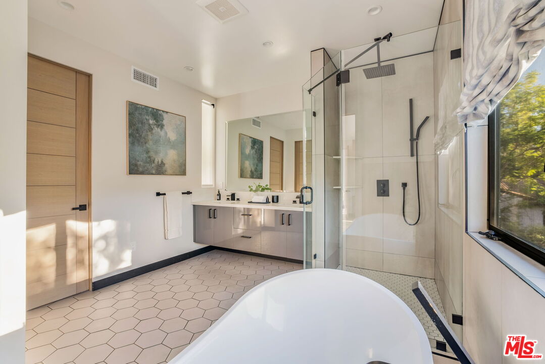 2260 Alcyona Dr, Beachwood Canyon