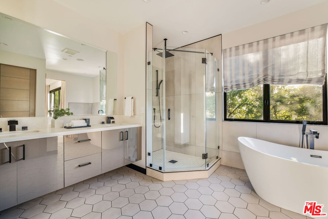 2260 Alcyona Dr, Beachwood Canyon