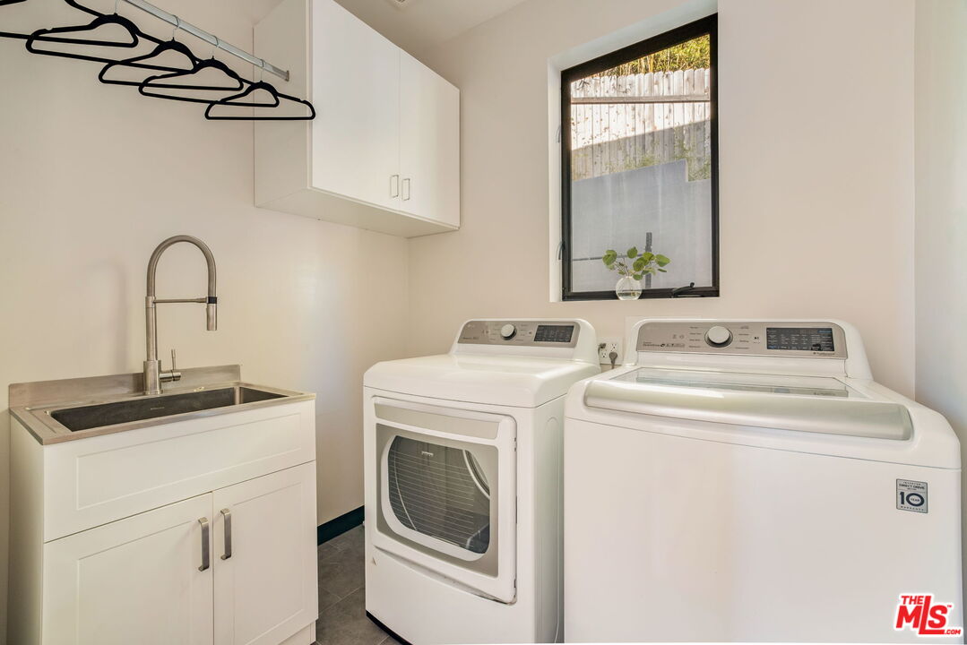 2260 Alcyona Dr, Beachwood Canyon