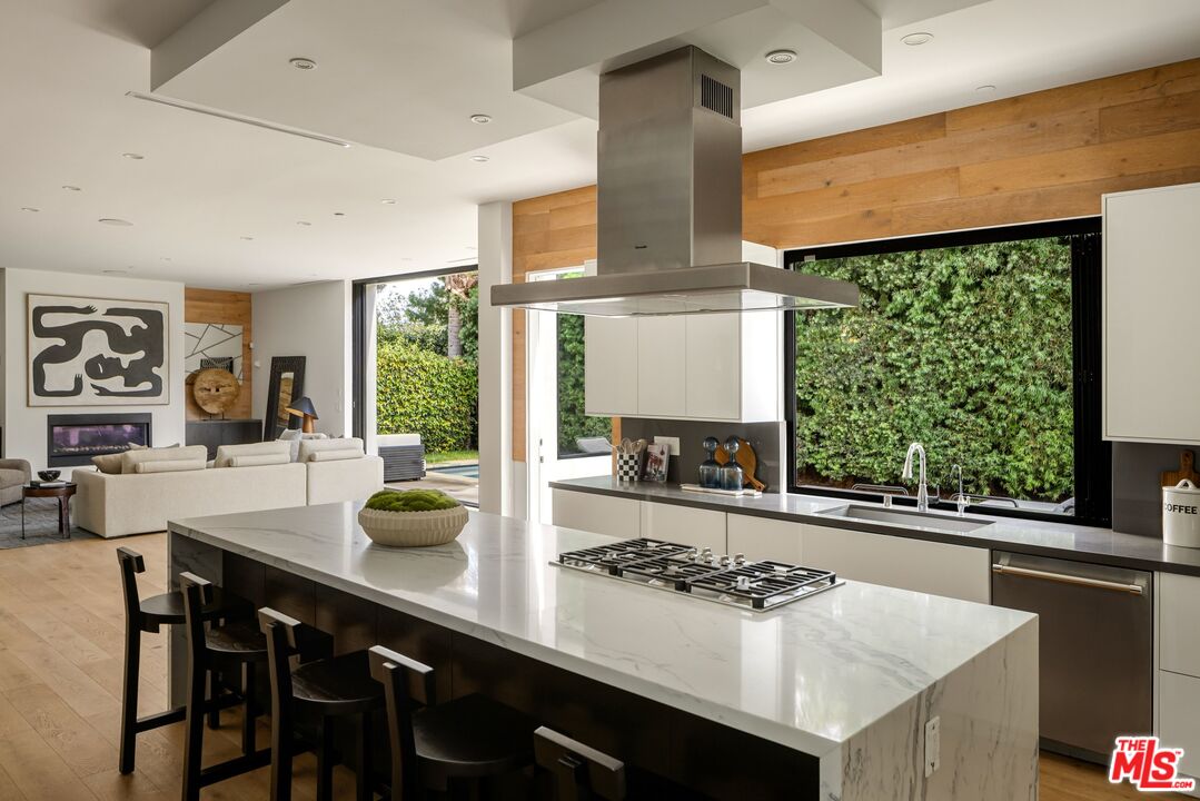 1390 Morningside Way, Venice 