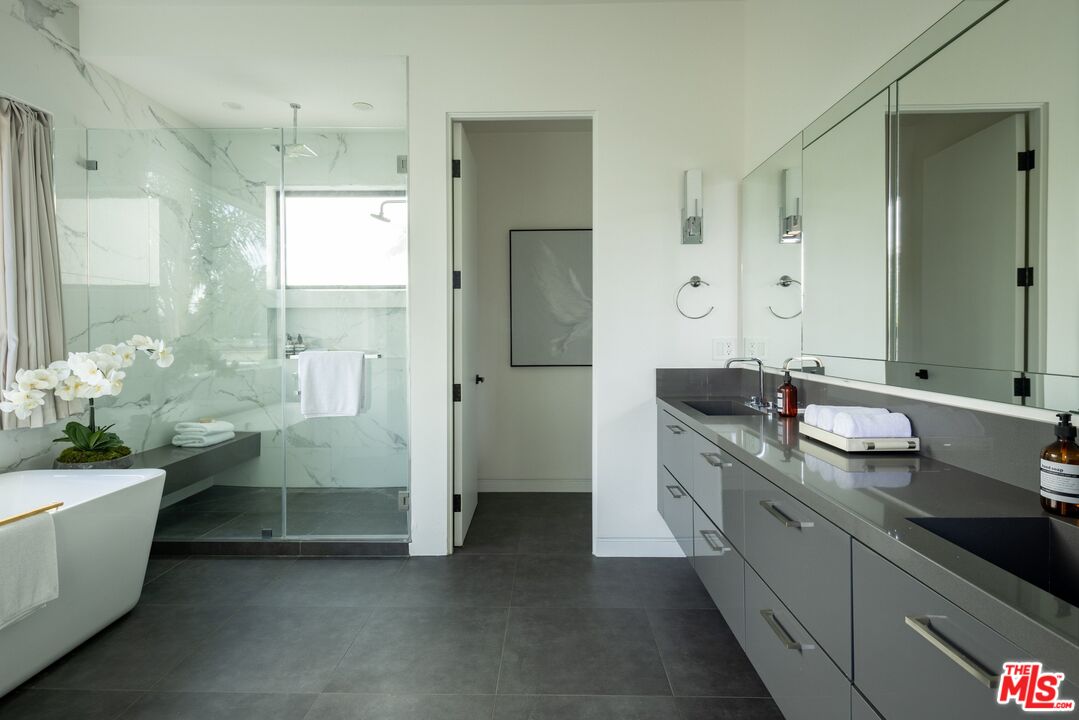 1390 Morningside Way, Venice 