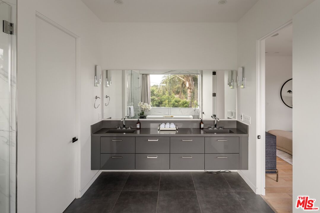 1390 Morningside Way, Venice 
