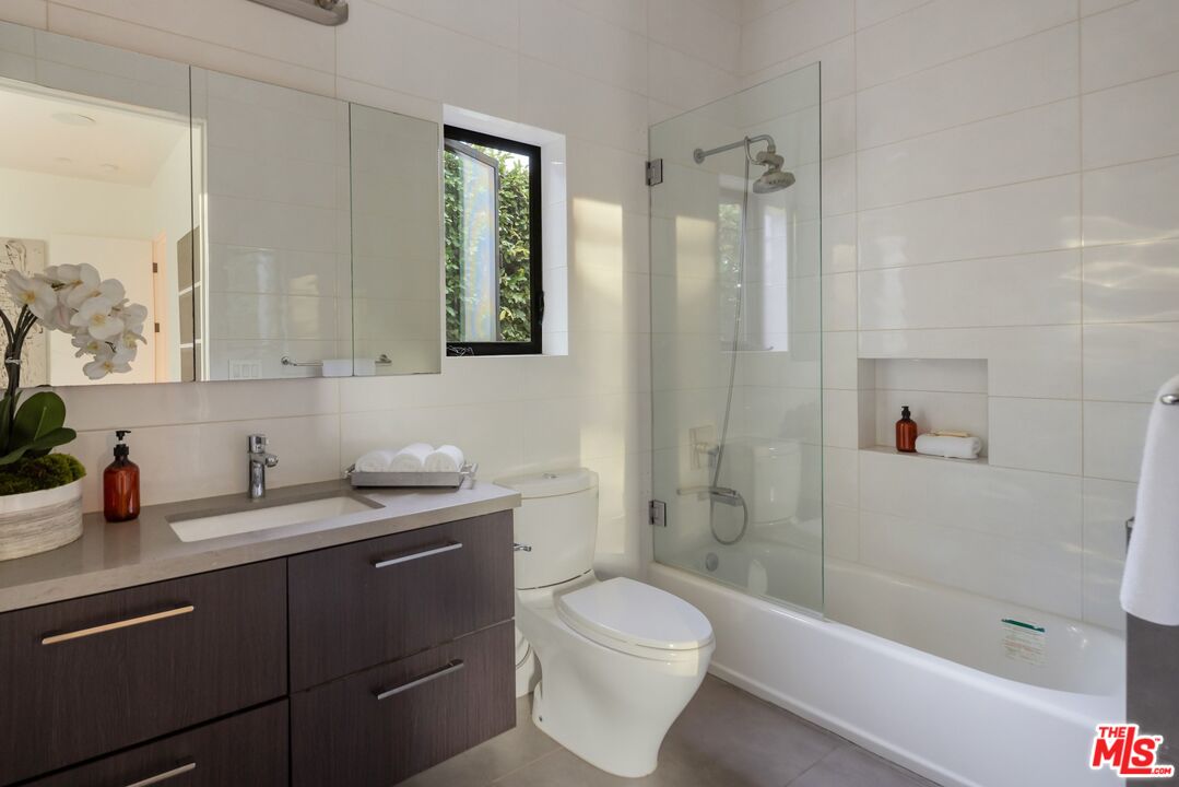1390 Morningside Way, Venice 