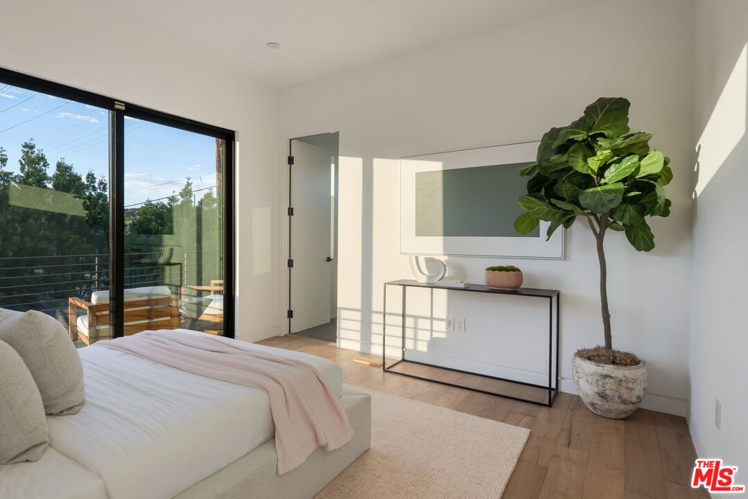 1390 Morningside Way, Venice 