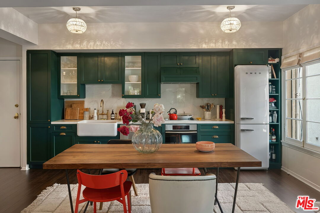 109 N Sycamore Ave Unit: 204, Hancock Park 