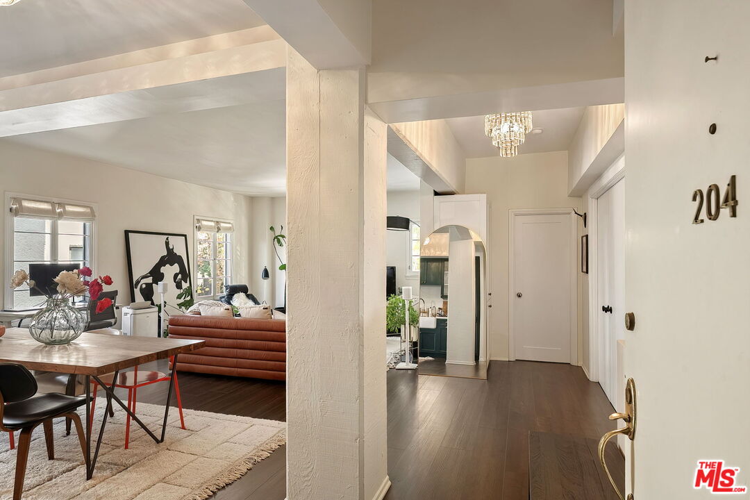 109 N Sycamore Ave Unit: 204, Hancock Park 