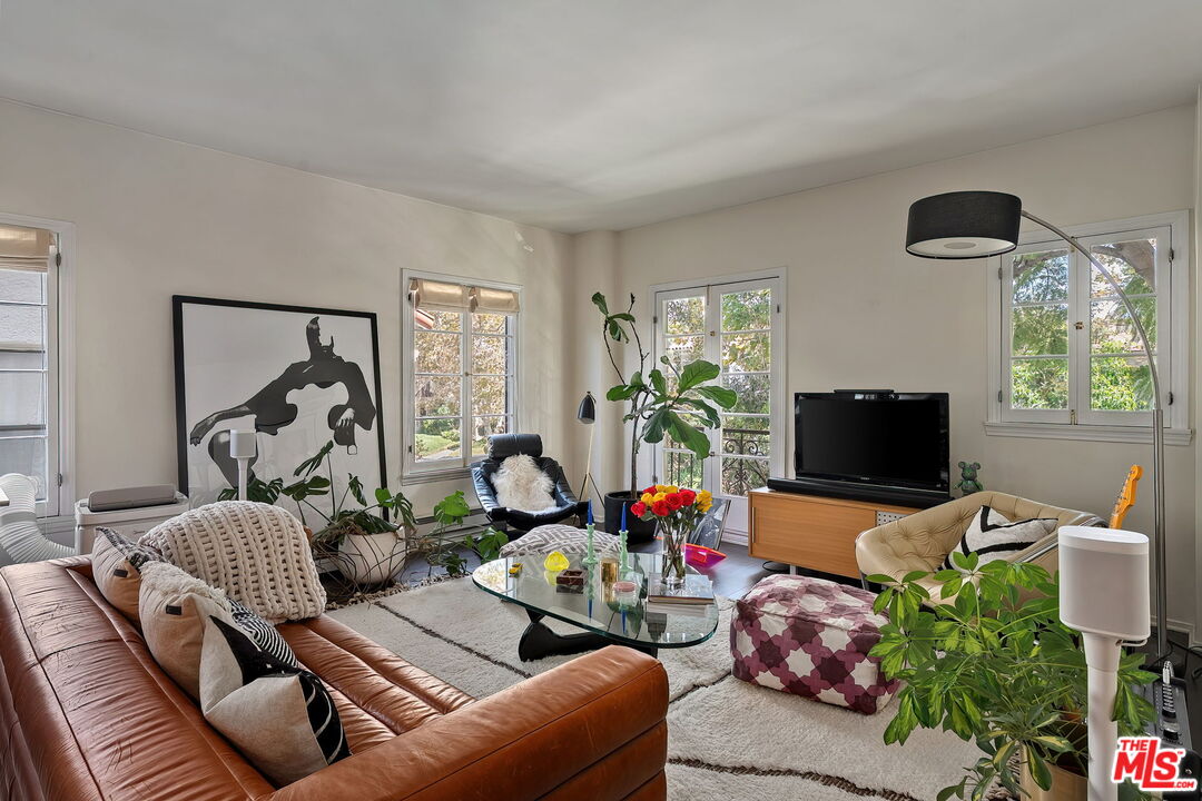 109 N Sycamore Ave Unit: 204, Hancock Park 