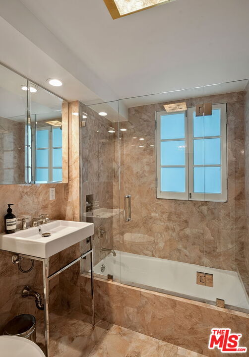 109 N Sycamore Ave Unit: 204, Hancock Park 
