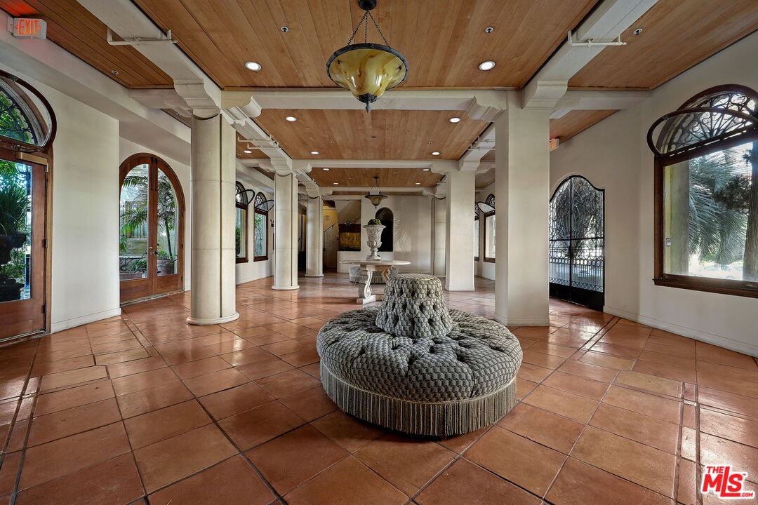 109 N Sycamore Ave Unit: 204, Hancock Park 