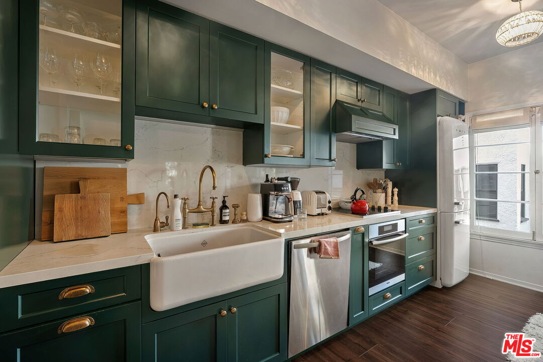 109 N Sycamore Ave Unit: 204, Hancock Park 