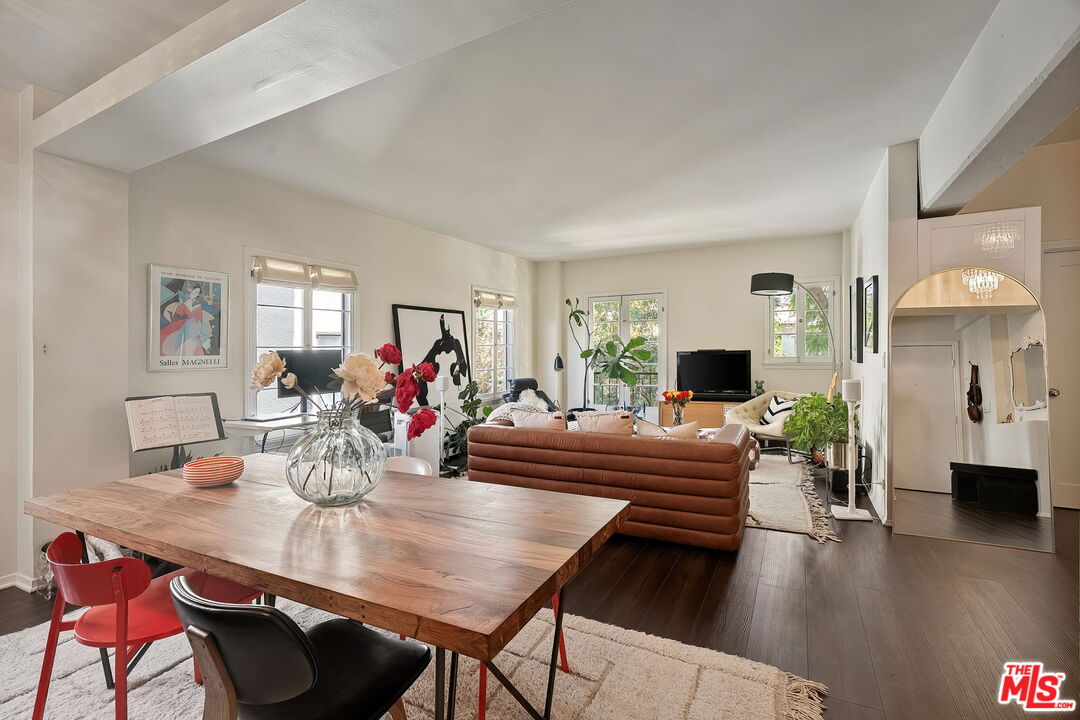 109 N Sycamore Ave Unit: 204, Hancock Park 