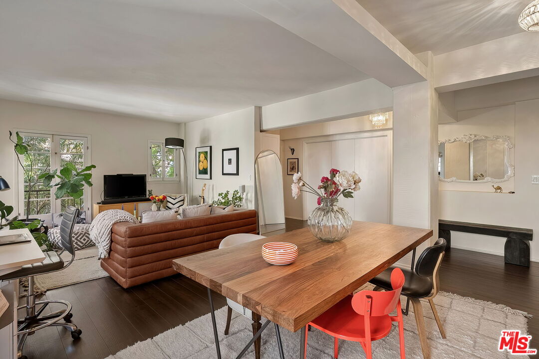 109 N Sycamore Ave Unit: 204, Hancock Park 