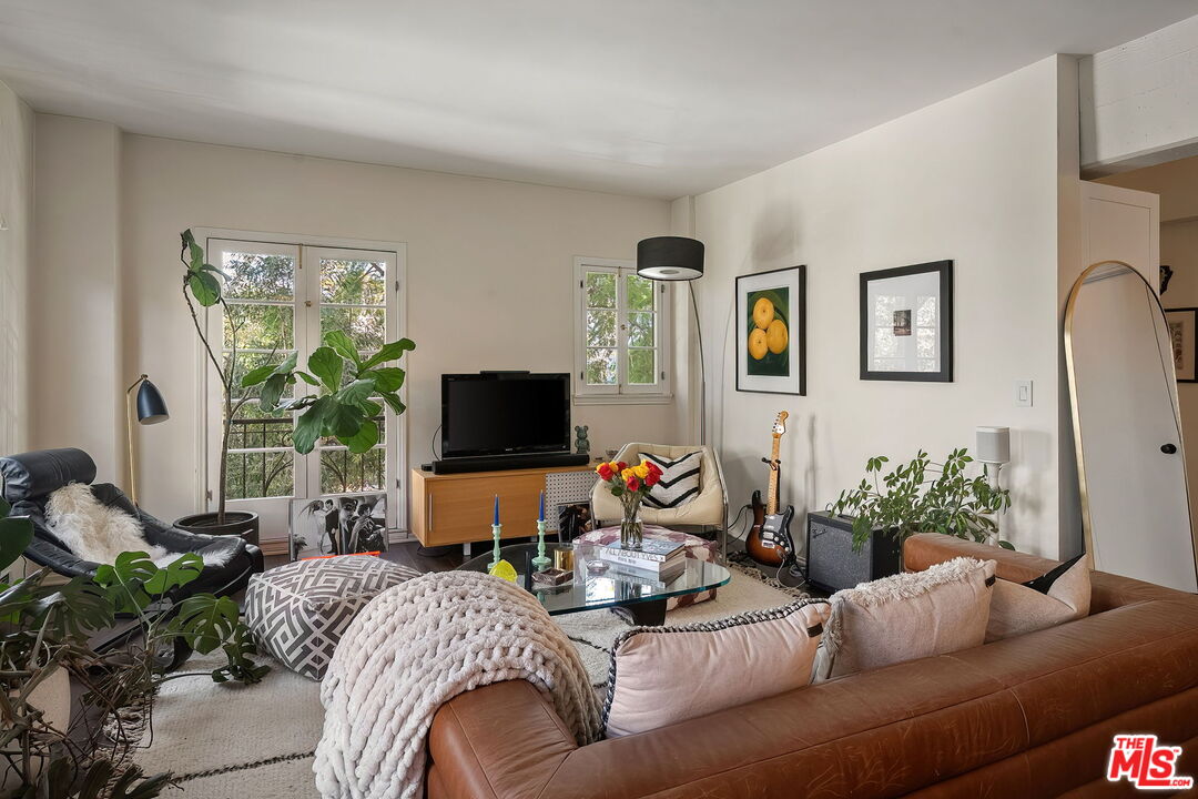 109 N Sycamore Ave Unit: 204, Hancock Park 