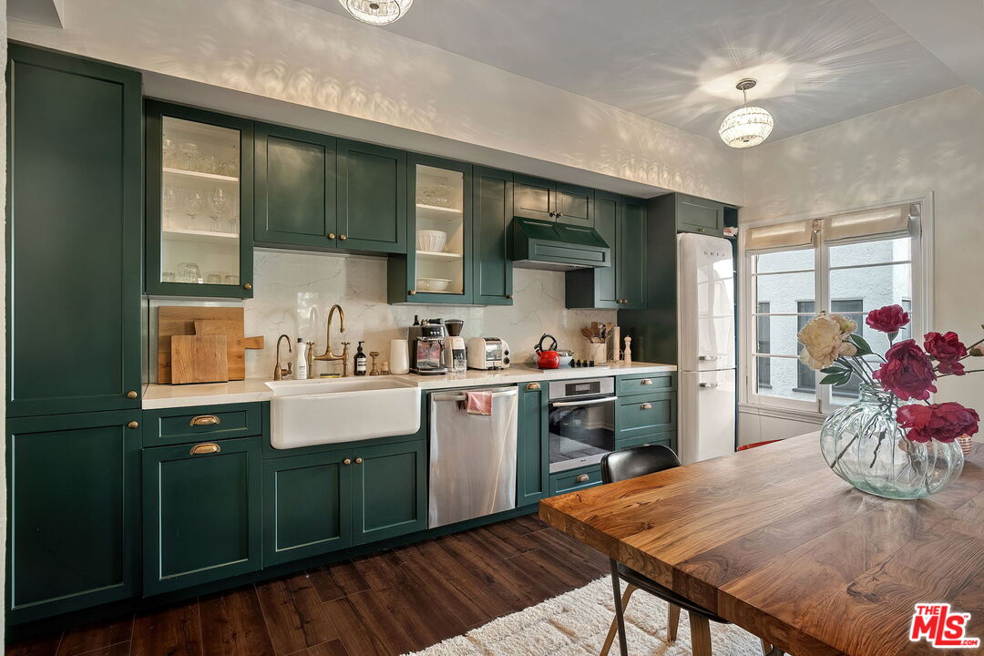 109 N Sycamore Ave Unit: 204, Hancock Park 