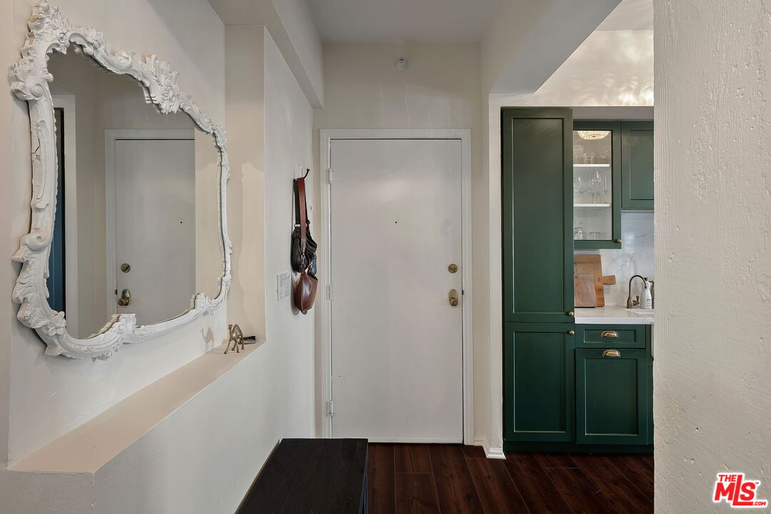 109 N Sycamore Ave Unit: 204, Hancock Park 