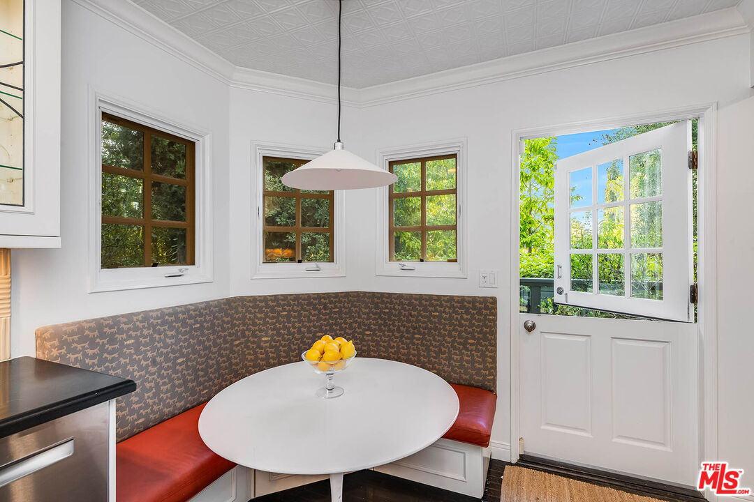 14633 Valley Vista Blvd, Sherman Oaks 