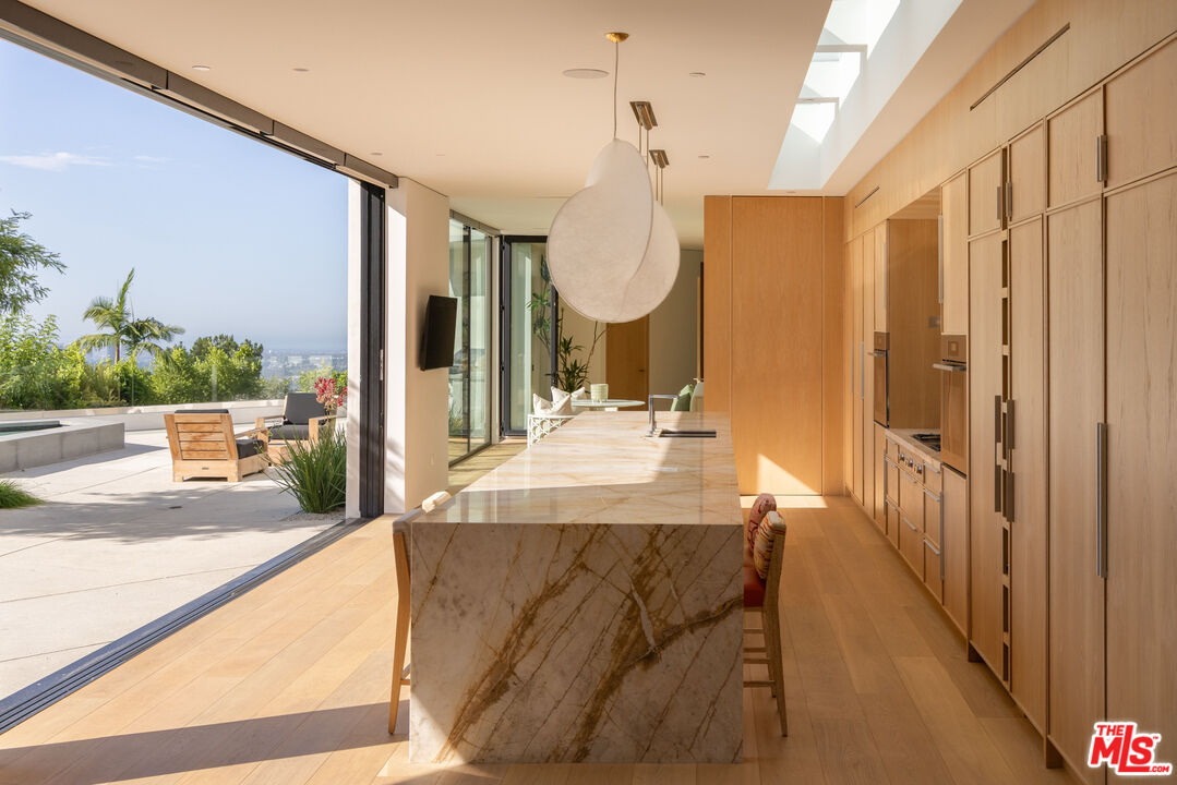 525 Arkell Dr, Beverly Hills