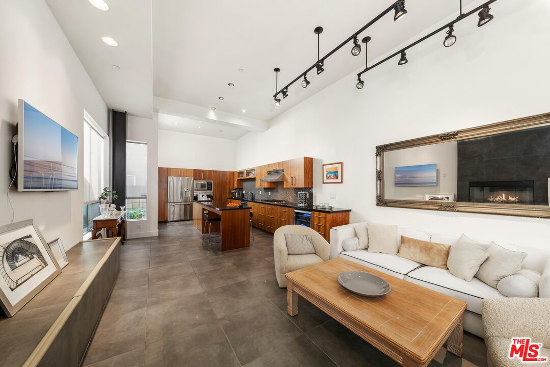 852 10th St Unit: 4