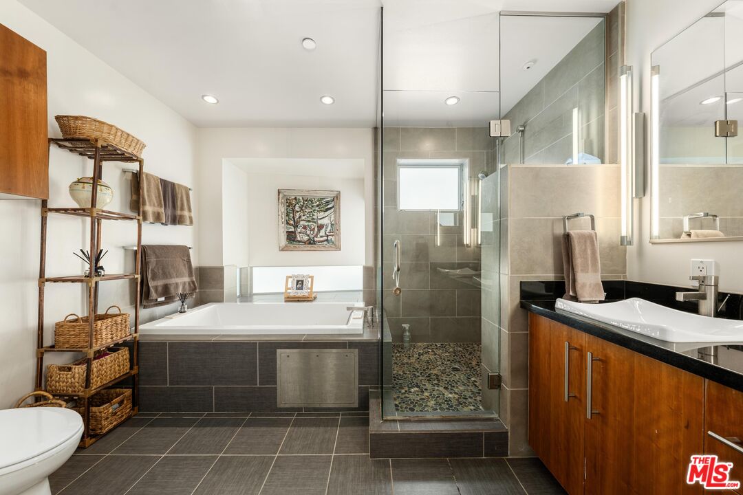852 10th St Unit: 4