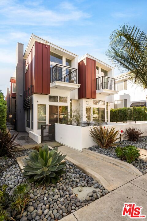 852 10th St Unit: 4