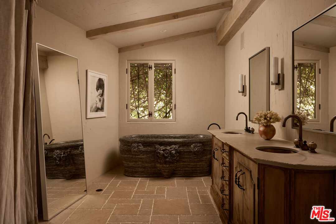 1372 Benedict Canyon Dr, Beverly Hills
