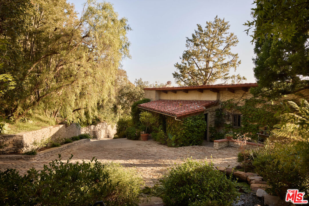 1372 Benedict Canyon Dr, Beverly Hills