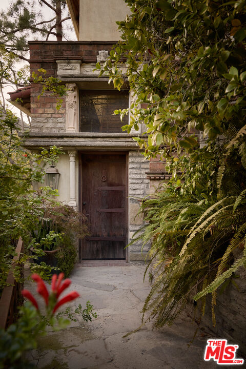 1372 Benedict Canyon Dr, Beverly Hills