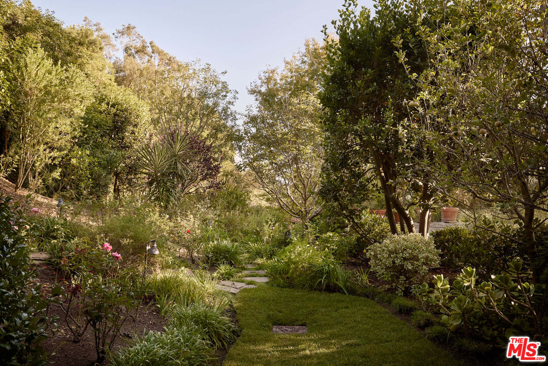 1372 Benedict Canyon Dr, Beverly Hills