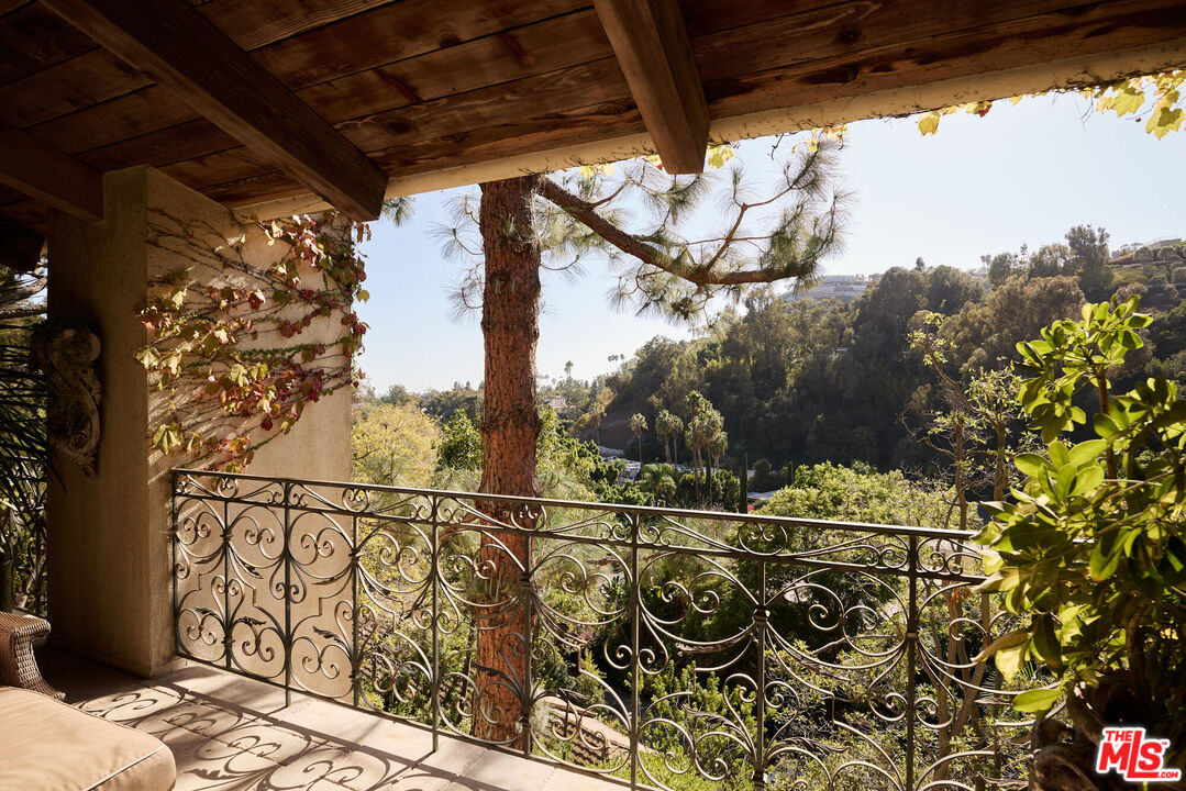 1372 Benedict Canyon Dr, Beverly Hills
