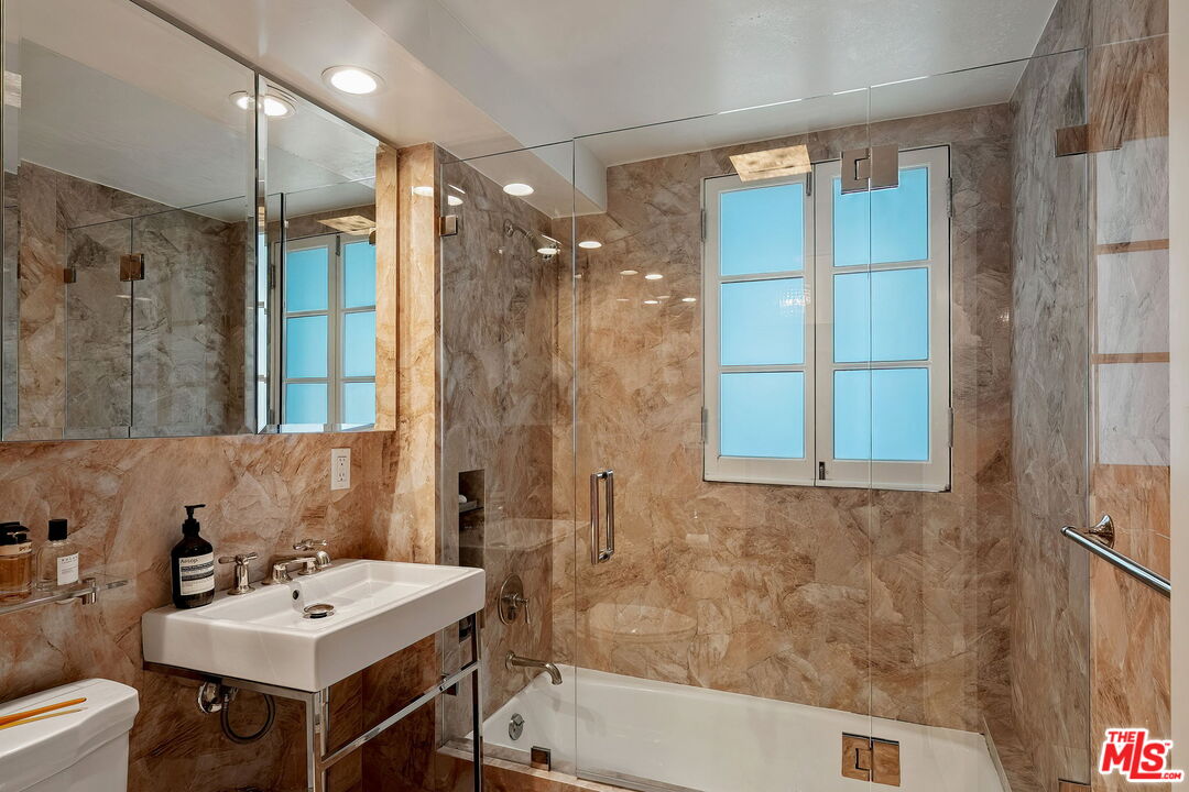 109 N Sycamore Ave Unit: 204