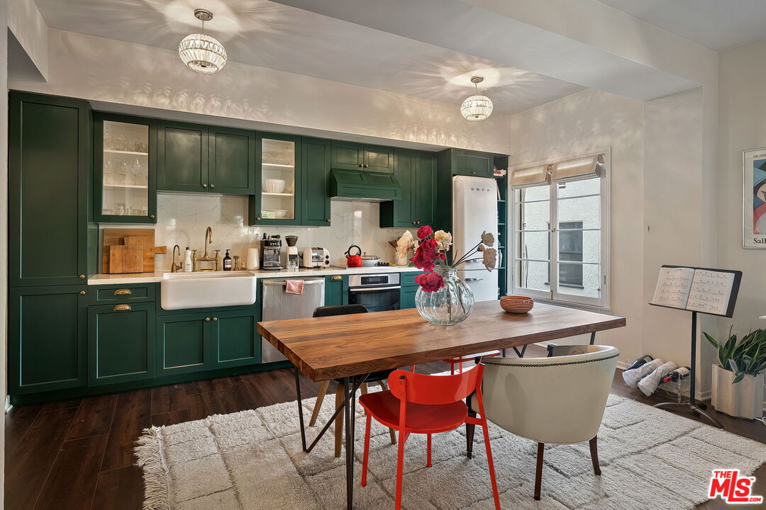 109 N Sycamore Ave Unit: 204